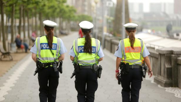 Drei Polizeibeamtinnen auf der Rheinuferpromenade in Düsseldorf