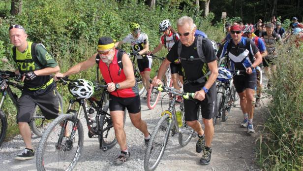 Aus Protest schoben Biker ihre Räder im Bezirk Lilienfeld zu Fuß auf den Muckenkogel