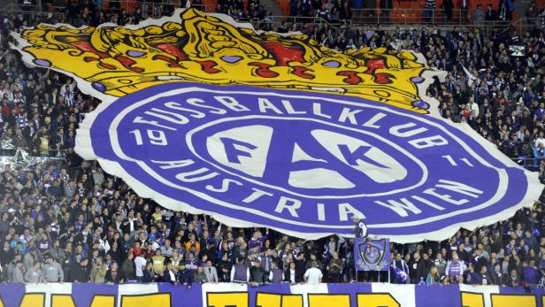 Fans zeigen ein großes Banner des Fußballklubs Austria Wien im Stadion.