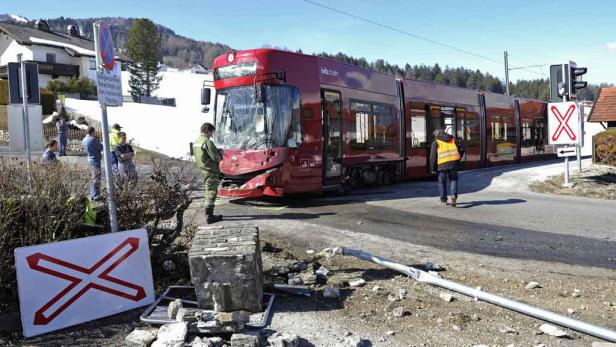 Tirol: Bus kollidiert mit Straßenbahn