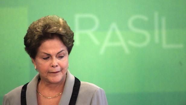 Dilma Rousseff, ehemalige Präsidentin von Brasilien, vor einem grünen Hintergrund mit dem Wort „Brasil“.