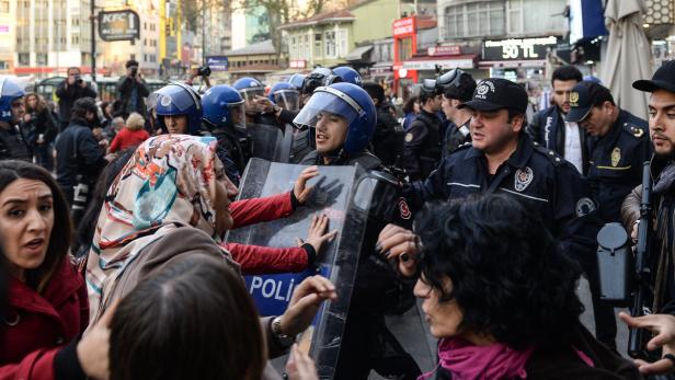 Die Istanbuler Polizei geht gegen Demonstranten vor