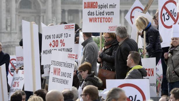 Eine Demonstration gegen Steuererhöhungen mit Schildern wie „Django spiel mir das Lied vom Wirtetod!“.