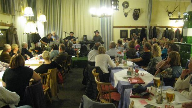 An der kalten Donau: Im Gasthaus Birner spielt Sonntagabend die Musi auf