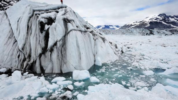 Extreme Ice Survey: Techniker Adam LeWinter auf einem Eisberg in Columbia Bay, Alaska