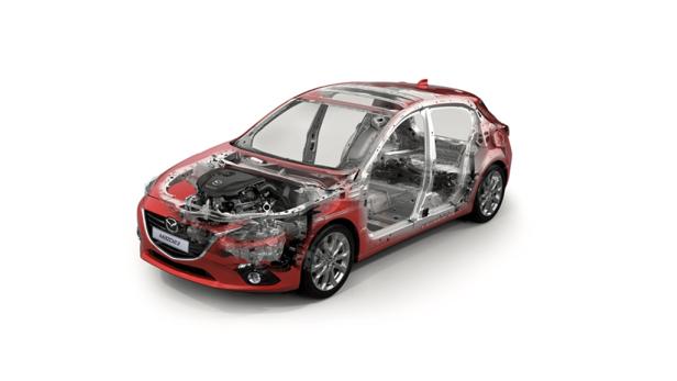 Ein roter Mazda 3 mit transparentem Gehäuse, das den Motor und die Karosseriestruktur zeigt.