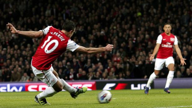 Robin van Persie schießt den Ball während eines Fußballspiels.