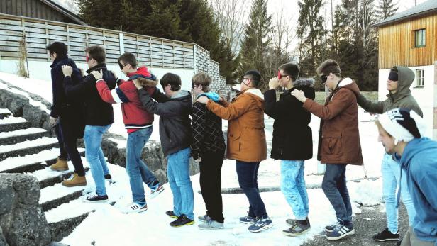 Blindes Vertrauen: Teilnehmer der IGO-Ortner Lehrlings-Academy übten sich im Jänner in Teamfähigkeit.