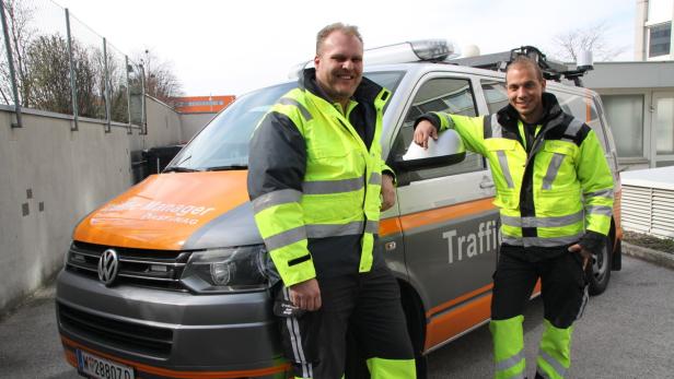 Richard Schnurrer (li.) und Mario Hans lasen den Gesuchten auf dem Pannenstreifen der Autobahn auf.