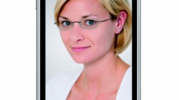 Ein iPhone zeigt ein Porträt einer Frau mit Brille.