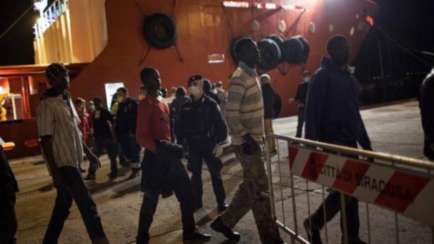 Allein am Dienstag wurden fast 400 Menschen von der italienischen Küstenwache auf dem Meer zwischen Libyen und Sizilien aufgegriffen und an Land gebracht.