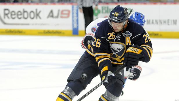 Ein Eishockeyspieler der Buffalo Sabres mit der Nummer 26 auf dem Eis.