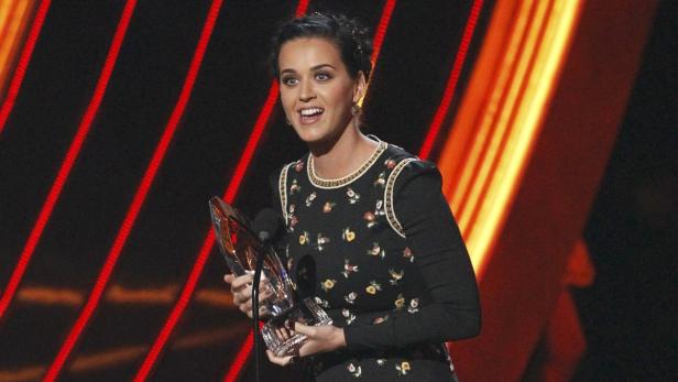 Katy Perry reacts after accepting the &quot;Favorite Pop Artist&quot; award at the 2013 People&#039;s Choice Awards in Los Angeles, January 9, 2013. REUTERS/Mario Anzuoni (UNITED STATES - Tags: ENTERTAINMENT) (PEOPLESCHOICE- SHOW)