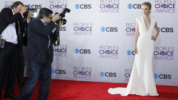Taylor Swift posiert auf dem roten Teppich der People's Choice Awards für Fotografen.