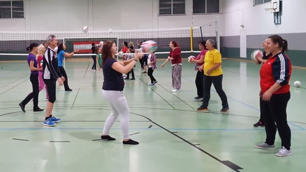 Cachibol ist einfacher als Volleyball und soll für gute Stimmung sorgen