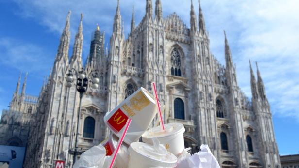 epa03435044 A mountain of McDonald&#039;s waste is seen in front of the cathedral in Milan, Italy, 16 October 2012. The fast food branch in Galleria Vittorio Emanuele was swamped with hungry customers as it offered free food on its last day of operation. EPA/ROBERTO RITONDALE