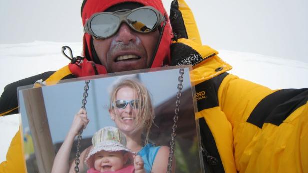 Der Gipfelsieger: Auf jedem Berg ließ sich Gerfried Göschl stets mit einem Familienfoto knipsen.