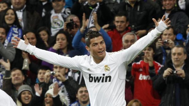 Cristiano Ronaldo jubelt mit ausgestreckten Armen vor einer Zuschauermenge.
