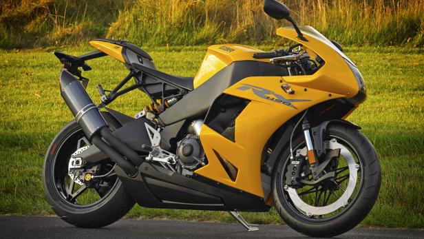 Ein gelbes Motorrad der Marke EBR steht auf einer asphaltierten Fläche.