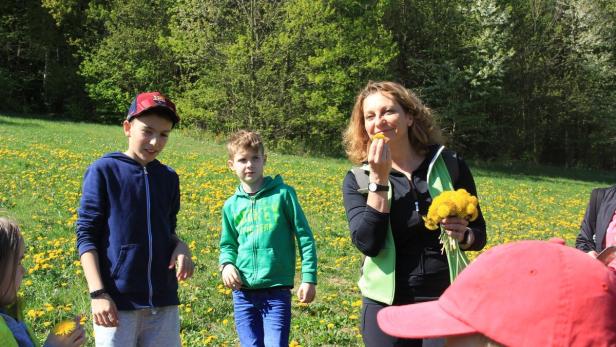 Ernährungscoach Heike Burzki zeigt vor, dass man Blumen essen kann