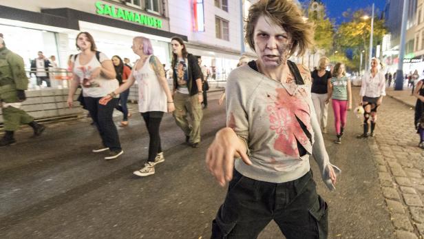 Zu abendlicher Stunde machte am Freitag eine Gruppe Zombies die Wiener Mariahilferstraße unsicher.