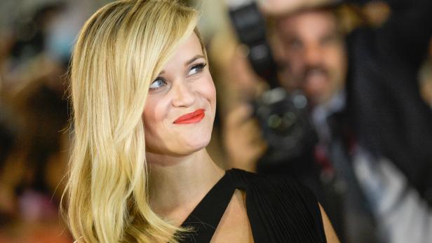 Reese Witherspoon lächelt auf einer Veranstaltung in die Ferne.