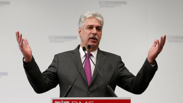 Der Finanz-Minister von Österreich Hans Jörg Schelling hinter 1 Mikrofon