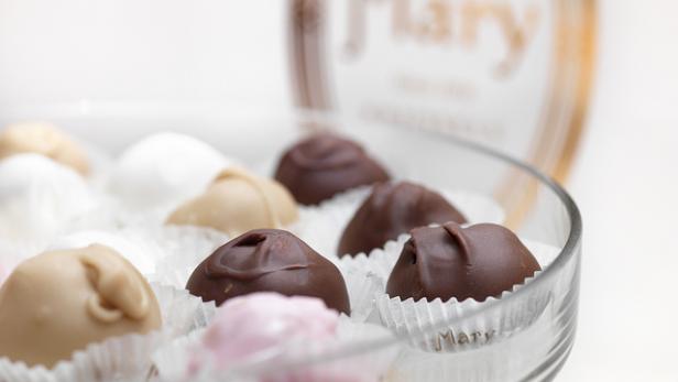 Eine Auswahl Pralinen der Marke „Mary“ in einer Glasschale.