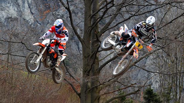 Matthias Walkner (re.) gibt in der Freizeit gerne mit Marcel Hirscher Gas. Im Jänner startet der Salzburger für das KTM-Werksteam bei der berühmten Rallye Dakar.