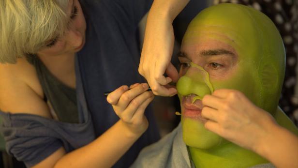 Wundersame Wandlung: Musical-Star Andreas Lichtenberger werden Silikonteile auf die Nase geklebt