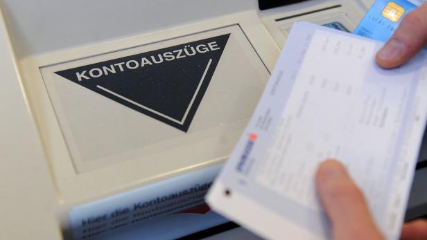 Ein Kontoauszug wird an einem Bankautomaten abgeholt.