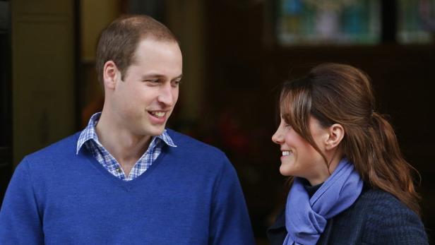 Britain&#039;s Prince William leaves the King Edward VII hospital with his wife Catherine, Duchess of Cambridge, London December 6, 2012. Prince William&#039;s pregnant wife Kate left the King Edward VII hospital in central London on Thursday where she had spent four days being treated for acute morning sickness. REUTERS/Andrew Winning (BRITAIN - Tags: ENTERTAINMENT ROYALS)