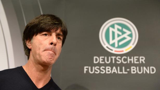 Joachim Löw vor dem Logo des Deutschen Fußball-Bundes.