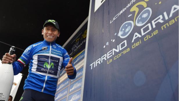 Ein Radrennfahrer feiert seinen Sieg beim Tirreno-Adriatico mit einer Flasche Sekt.