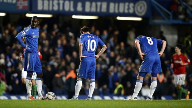 (L-R) Chelsea&#039;s Demba Ba, Juan Mata and Frank Lampard react after Swansea City score their second goal during their English League Cup semi-final soccer match at Stamford Bridge in London January 9, 2013. REUTERS/Dylan Martinez (BRITAIN - Tags: SPORT SOCCER CAPITAL ONE CUP)
