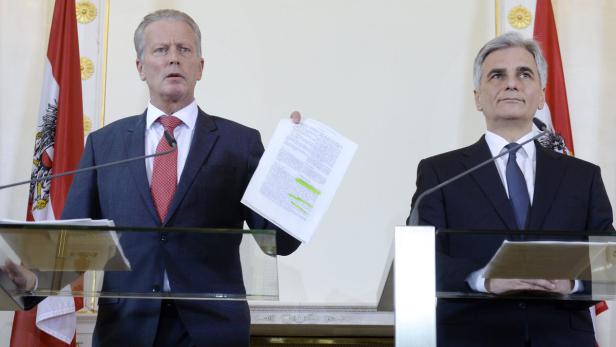 Reinhold Mitterlehner und Werner Faymann beim Pressefoyer nach dem Ministerrat.