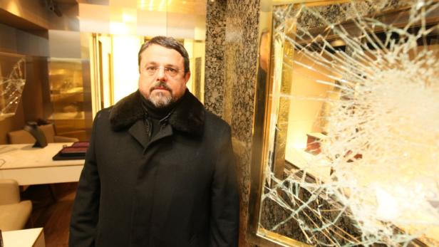 Millionenraub beim Juwelier Kornmesser: Mitbesitzer Ernst Klimitsch war geschockt, sein Angestellter wurde verletzt.