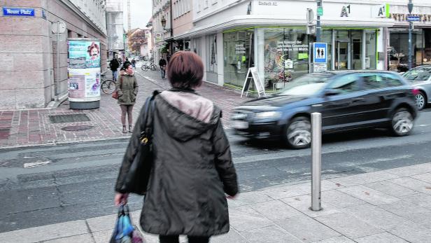 Immer wieder kommt es bei weggefrästen Schutzwegen zu gefährlichen Szenen.