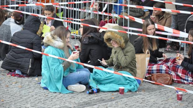 Die &quot;Belieber&quot;, die Fans des kanadischen Pop-Sängers Justin Bieber warten seit den frühen Morgenstunden auf den Einlass in die Wiener Stadthalle.