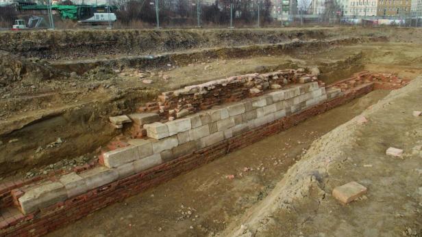 Wiener Neustädter Kanal: Hafenbeckenmauer aus Ziegeln mit einer Verblendung aus Steinquadern an der Wasserseite