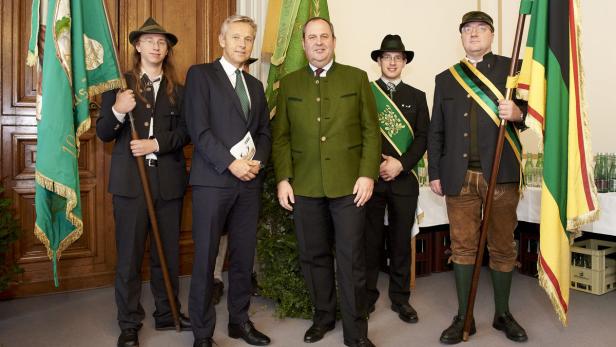 Lopatka mit Pröll (v.l.) mit Vertretern von Jagdvereinigungen