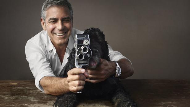 Der eine hört auf den Namen Einstein, der andere auf George: Hollywood-Beau George Clooney ist auch heuer Werbebotschafter der Uhrenmarke Omega, unterstützt wird er dabei von seinem Mischlingsrüden Einstein, den er 2011 aus einem Tierheim geholt hat.