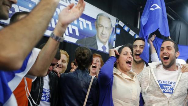 Jubel im Likud-Lager: In der Zielgeraden holte Premier Benjamin Netanyahu auf und machte aus einer sicher scheinenden Niederlage einen möglichen Sieg.