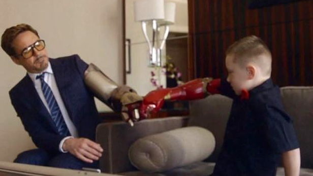 Iron Man schenkt kleinem Jungen Prothese