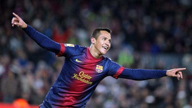 epa03530555 FC Barcelona´s Chilean Alexis Sanchez celebrates after scoring his second goal against Cordoba during their King&#039;s Cup round of 16 second leg soccer match played at Camp Nou stadium in Barcelona, Spain, on 10 January 2013. Braça won 5-0. EPA/TONI GARRIGA
