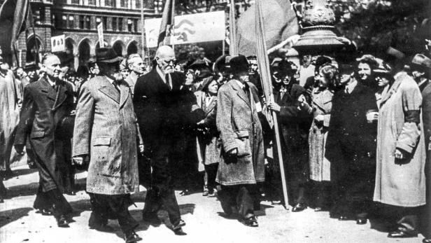 27. April 1945: Adolf Schärf, Karl Renner und der Wiener Bürgermeister Theodor Körner (von li.)