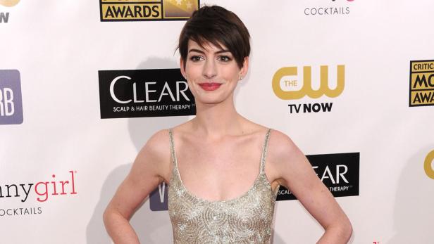 Anne Hathaway auf dem roten Teppich bei einer Preisverleihung.