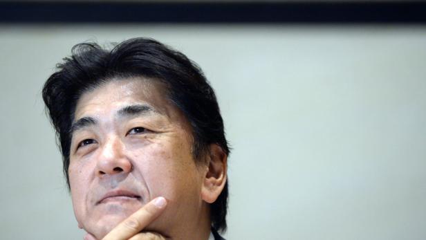 Shinzo Abe, ehemaliger Premierminister von Japan, denkt nach.