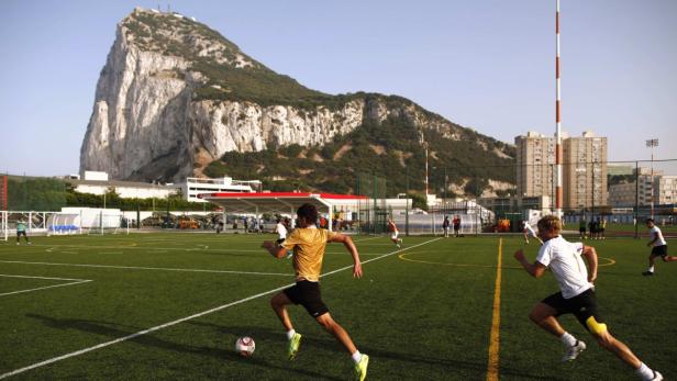 Da oben laust der Affe: Dem Fußball in Gibraltar gibt die Aufnahme in die UEFA und das Spiel direkt unter dem berühmten Affenfelsen einen ganz besonderen Kick.