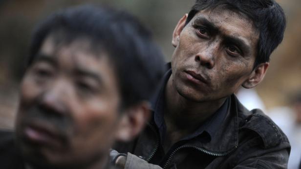 Miners wait for the news of their colleagues trapped in the Anxin Coal Mining Co. Ltd. in Xiaoyi, Shanxi province June 13, 2008. Twenty-seven people have been found dead and seven remained trapped after the coal mine blast, rescuers said early Saturday, Xinhua news agency reported. Picture taken June 13, 2008. REUTERS/Stringer (CHINA). CHINA OUT. NO COMMERCIAL OR EDITORIAL SALES IN CHINA.